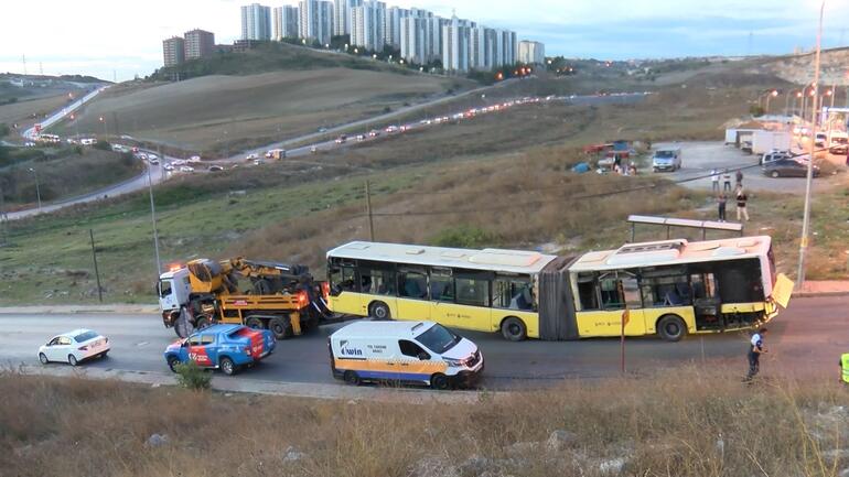 Başakşehirde devrilen İETT otobüsü kaldırıldı