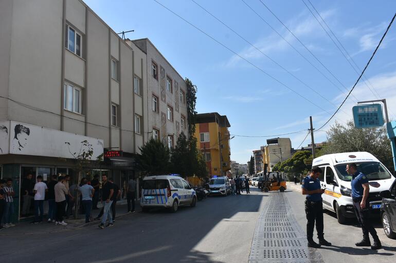 İzmirde silahlı ve maskeli kuyumcu soygunu kamerada; 1 yaralı
