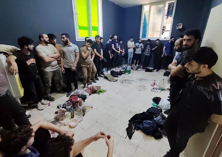 Zabıtanın denetim yaptığı oto yıkamacıda 31 kaçak göçmen yakalandı