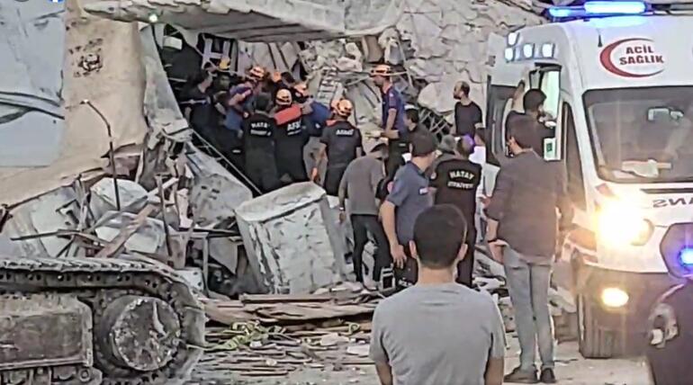 Ağır hasarlı bina yıkım sırasında iş makinesinin üzerine devrildi; operatör öldü, 3 yaralı