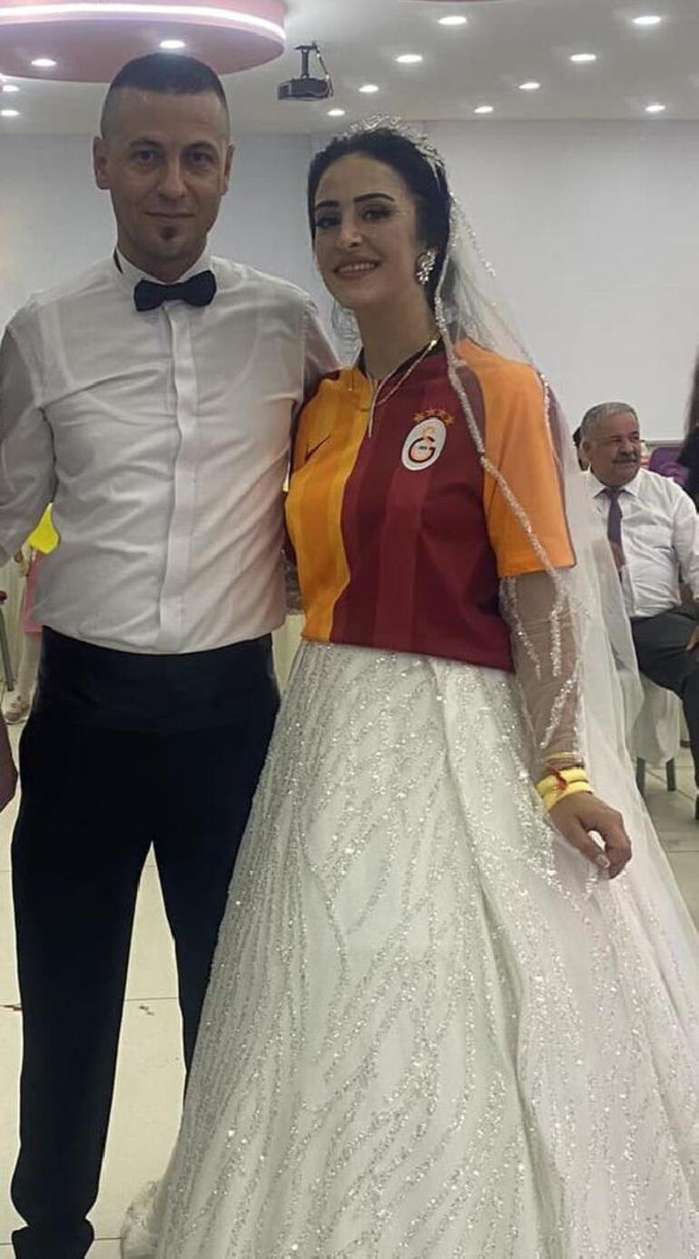 Düğün salonuna gelinliğinin üzerine giydiği Galatasaray formasıyla girdi