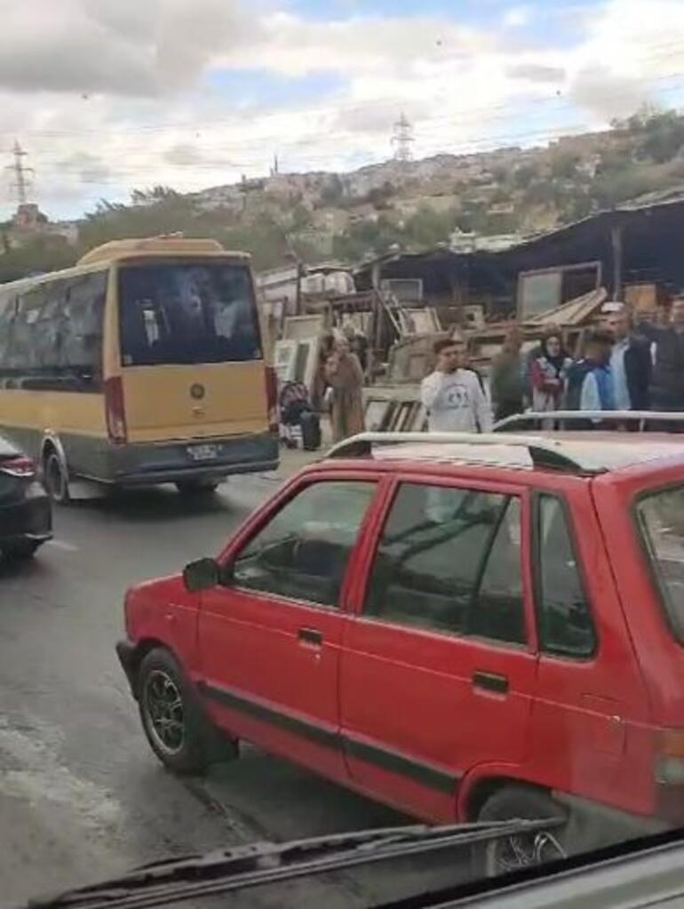 Başakşehirde kapısı açık giden yolcu minibüsünden düşen bir kişi ağır yaralandı