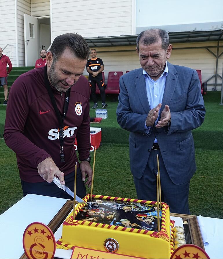 Galatasaray’da teknik direktör Okan Buruk’un doğum günü kutlandı