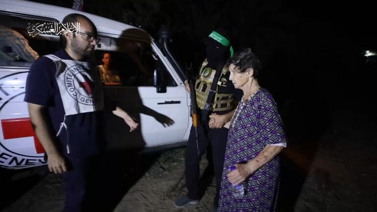 Hamas, serbest bırakılan rehinelerin görüntüsünü paylaştı