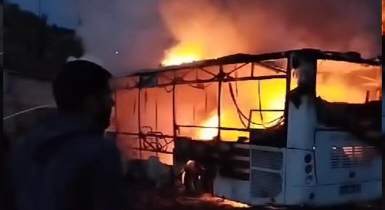 Karsta park halindeki halk otobüsü alev alev yandı; o anlar kamerada