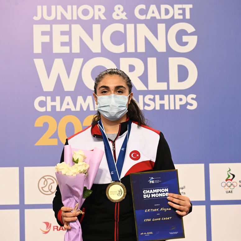Milli eskrimci Aleyna Ertürkten Gençler ve Yıldızlar Dünya Şampiyonasında altın madalya