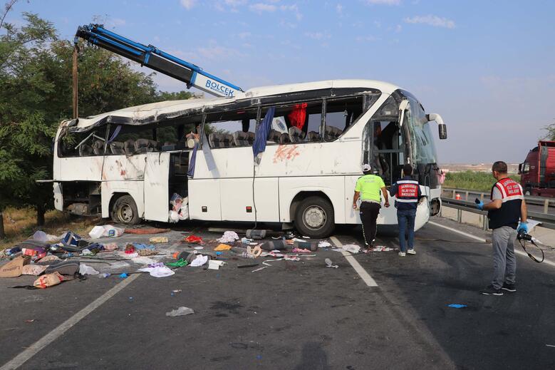 Kamyon, düğüne gidenleri taşıyan otobüse çarptı: 6 ölü, 43 yaralı