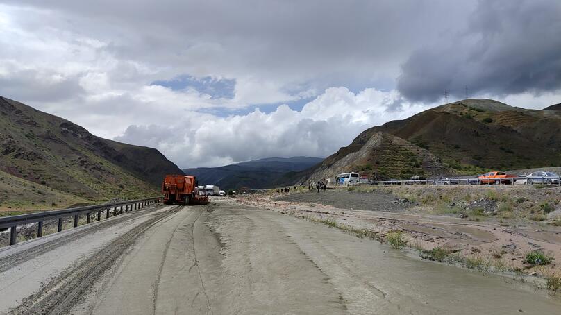 Çamurla kaplanan Erzincan-Sivas kara yolu ulaşıma açıldı