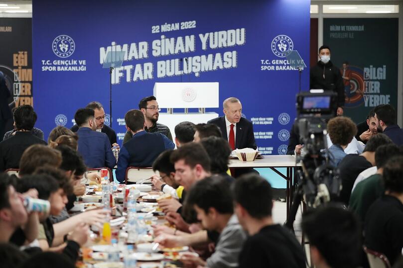 Cumhurbaşkanı Erdoğan öğrenci yurdunda iftar yaptı