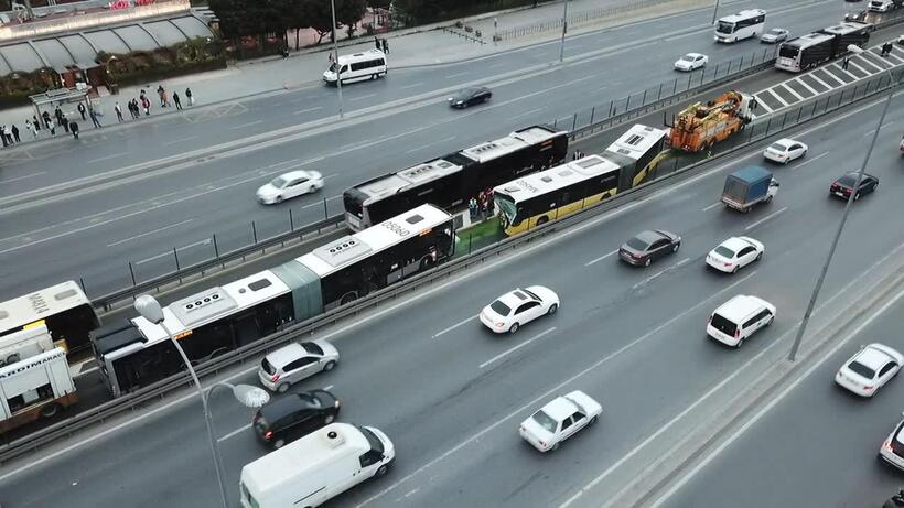 Beylikdüzünde iki metrobüs çarpıştı